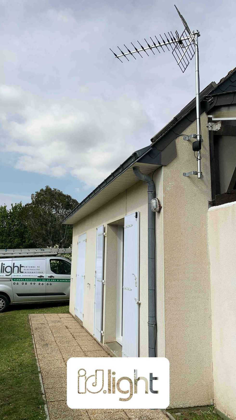 Le camion de l'entreprise ID.Light en intervention pour une antenne TNT, dirigé par Claude Defiolle, antenniste à Questembert.
