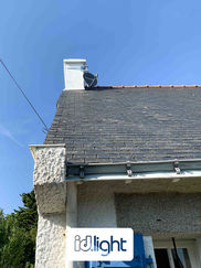 Une parabole installée sur la cheminée d'une maison bretonne, sans prise au vent par Claude Defiolle, antenniste à Questembert.