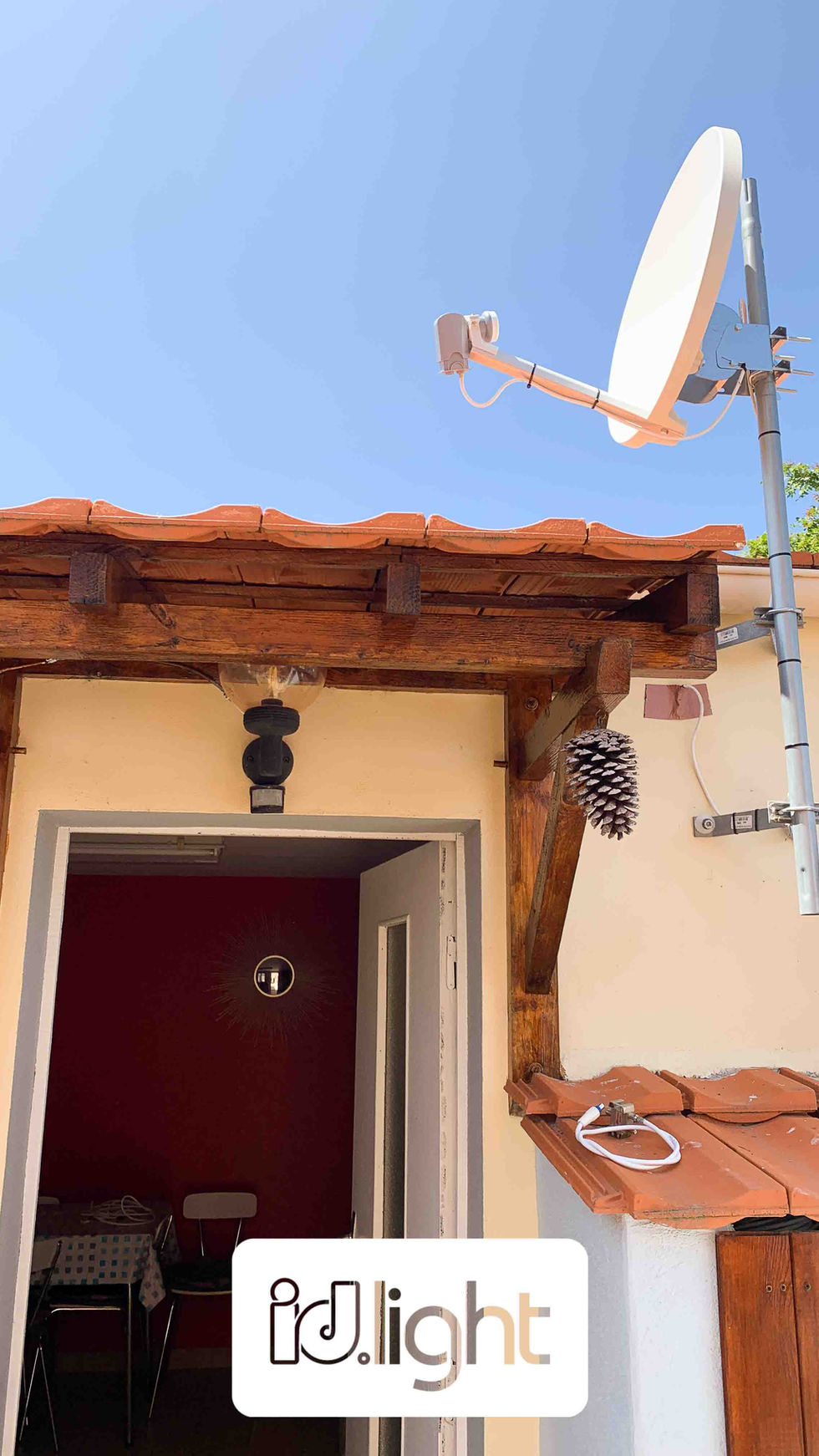Antenne satellite installée dans un gîte par Claude Defiolle, votre antenniste à Questembert.