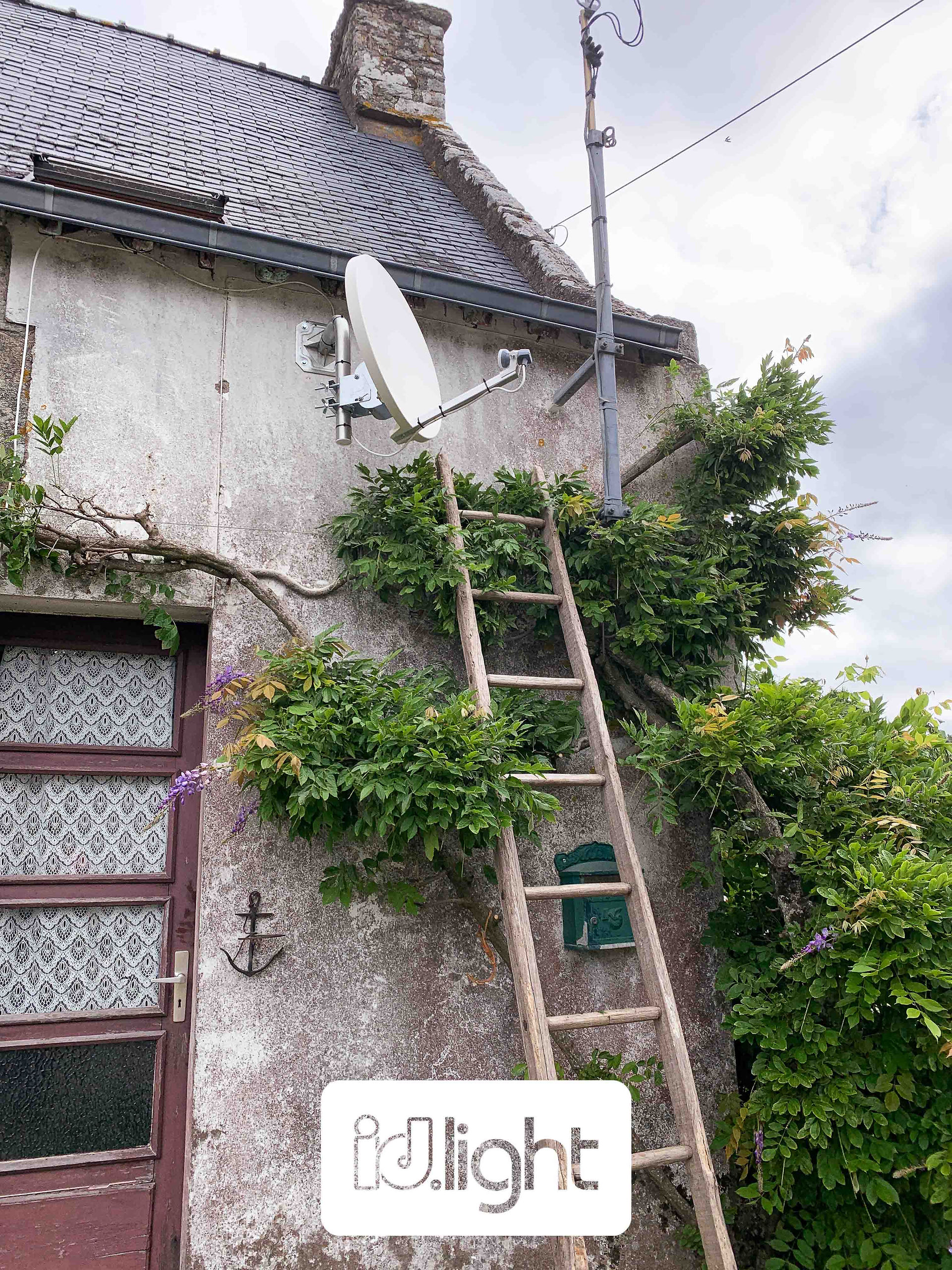 Parabole sur le toit d'une maison, installée par votre antenniste dans le Morbihan, Claude Defiolle.