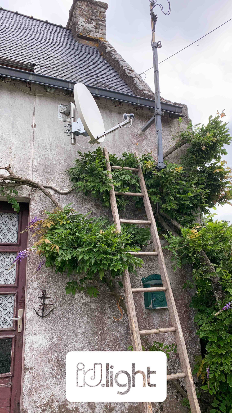 Parabole sur le toit d'une maison, installée par votre antenniste à Questembert, Claude Defiolle.