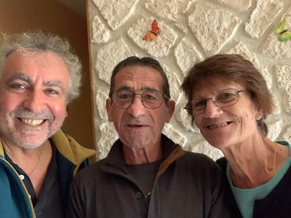 Evelyne et Francis vont pouvoir profiter d'une reception tv parfaite grâce à leur nouvelle antenne tv installée par Claude de id light.