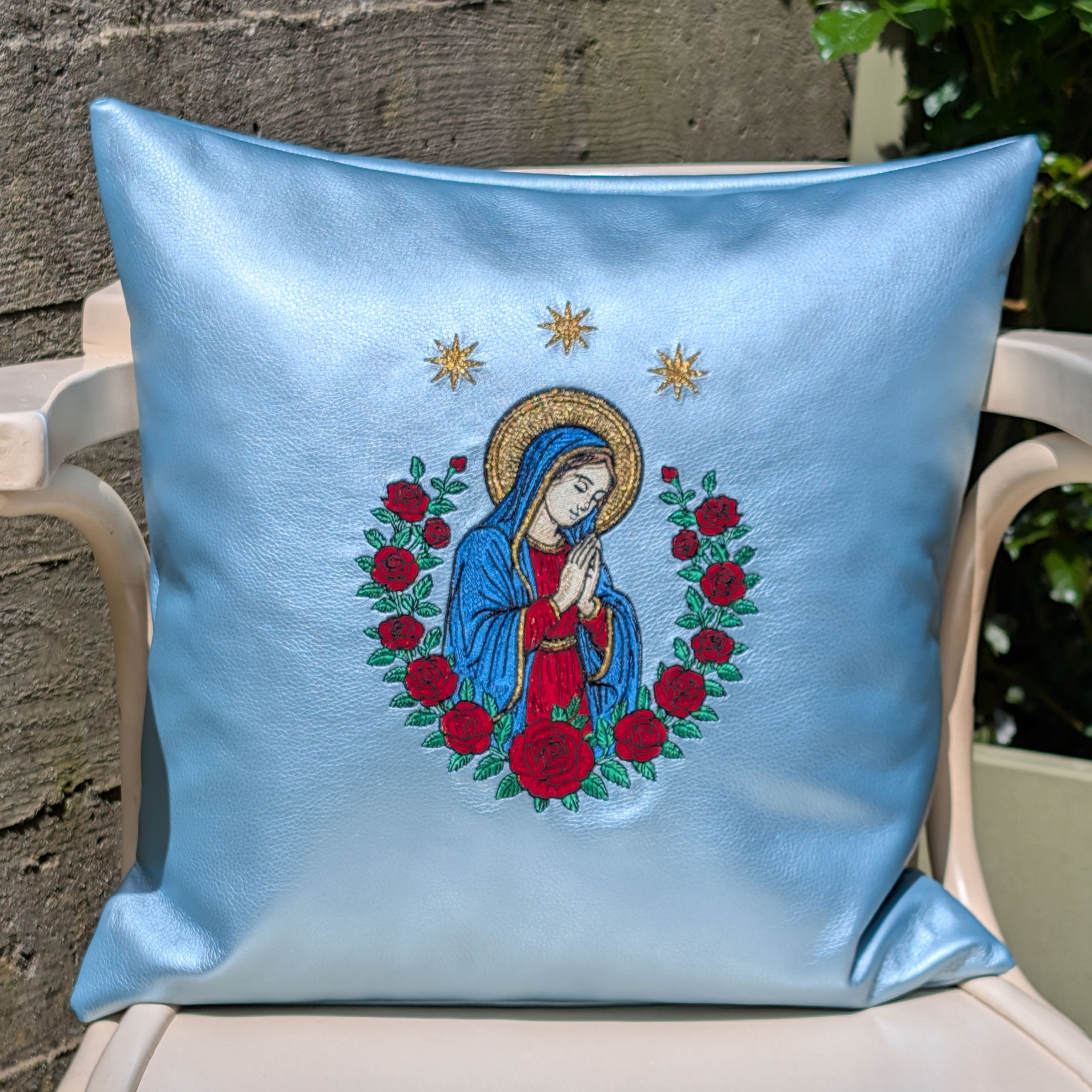 Premium Art - Besticktes Maria-Dekokissen 40x40 cm - Wasserblau