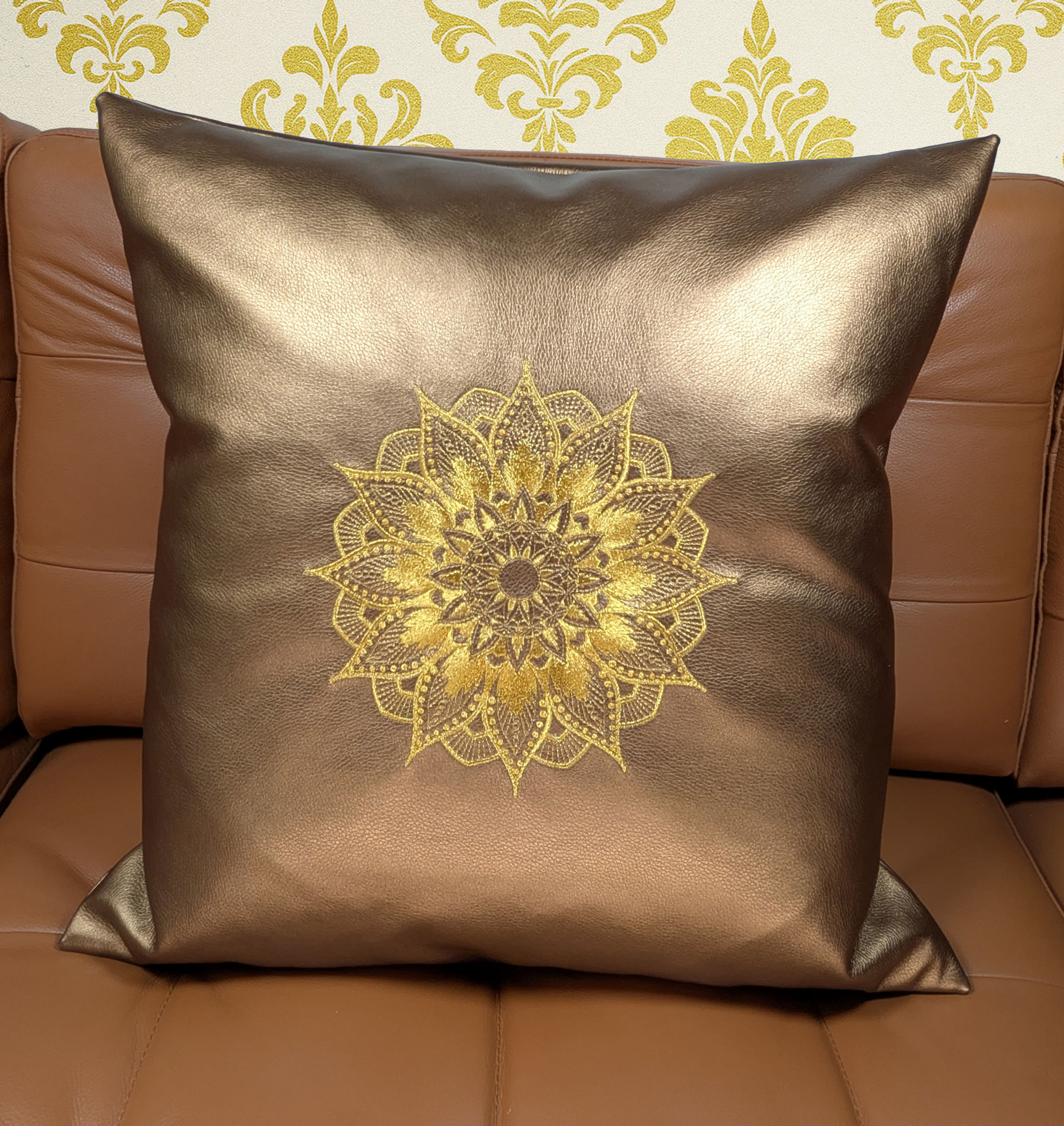 Mandala Dekokissen bronce mit Goldstickerei