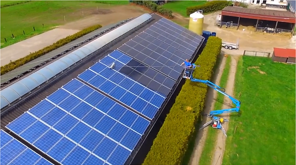 lavaggio impianto fotovoltaico con piattaforma