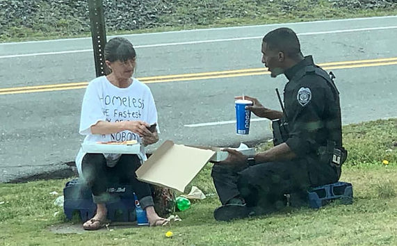 https___cdn.cnn.com_cnnnext_dam_assets_200312123919-officer-lunch-homeless-trnd.jpg