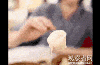不会吃就闭嘴! 这么吃小笼包,你的良心不会痛吗!?