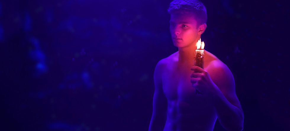 Hypnose érotique pour hommes sur MALEXCIT, jeune homme aux bougies dans une atmosphère intime violet et magenta