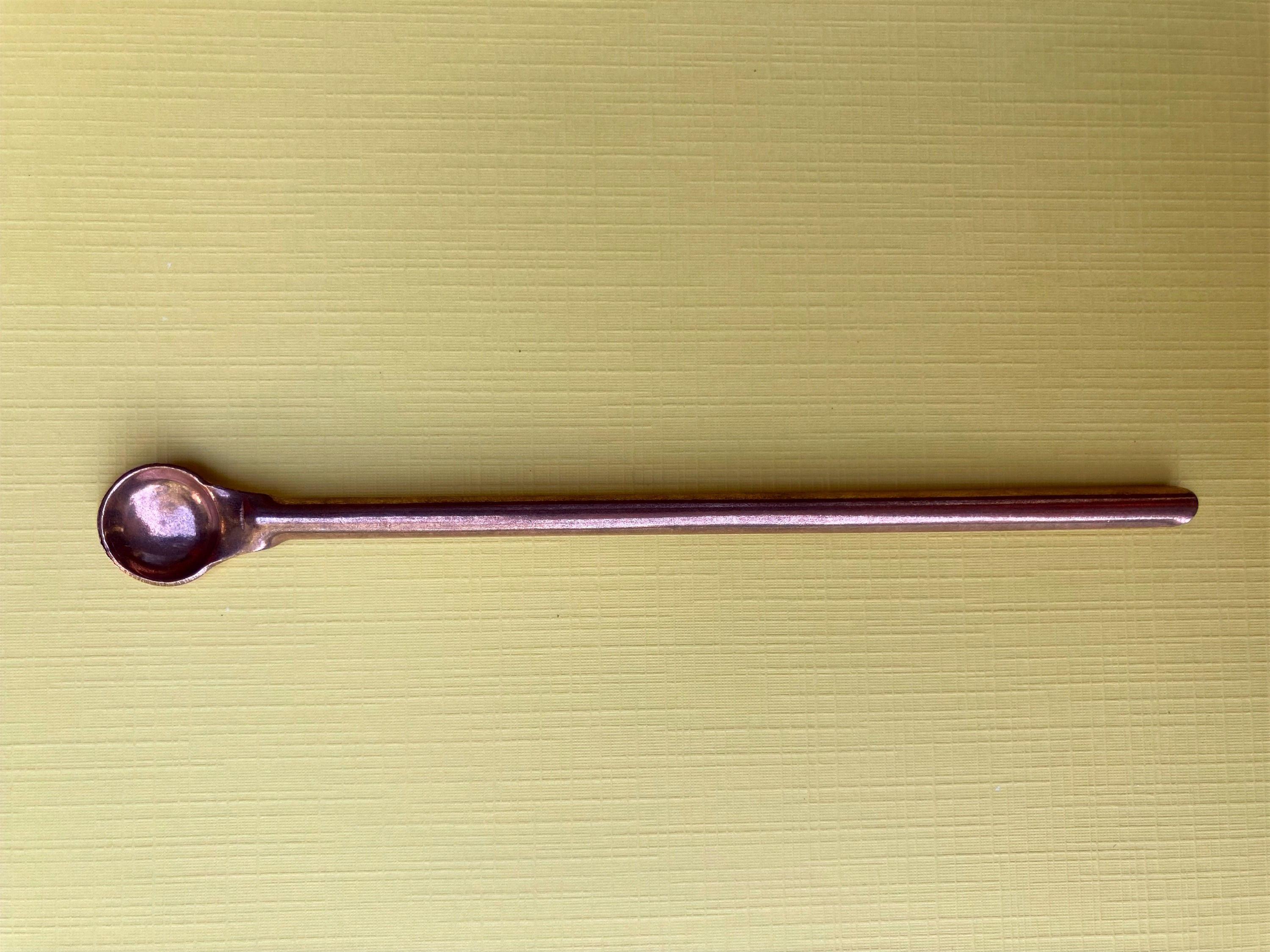 Cucharita mediana firme de cobre