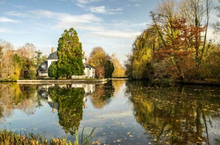 Paysage automnal sur l’Eure au Vaudreuil avec reflets et couleurs dorées