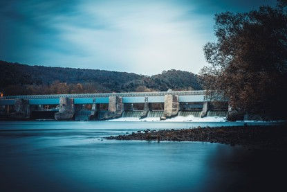 Barrage de Poses illuminé au crépuscule avec reflets sur la Seine en Normandie