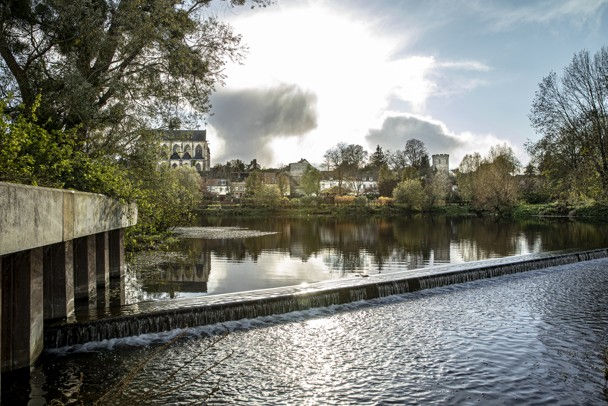 Pont-de-l’Arche avec église Notre-Dame des Arts et Tour de Crosne à la confluence Eure Seine