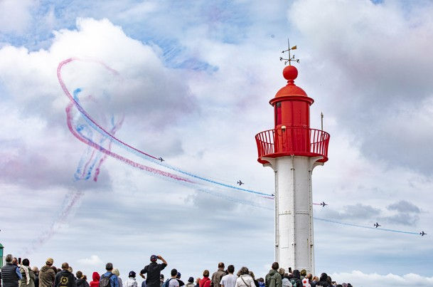 Patrouille de France en vol au-dessus de Deauville en Normandie avec traînées colorées