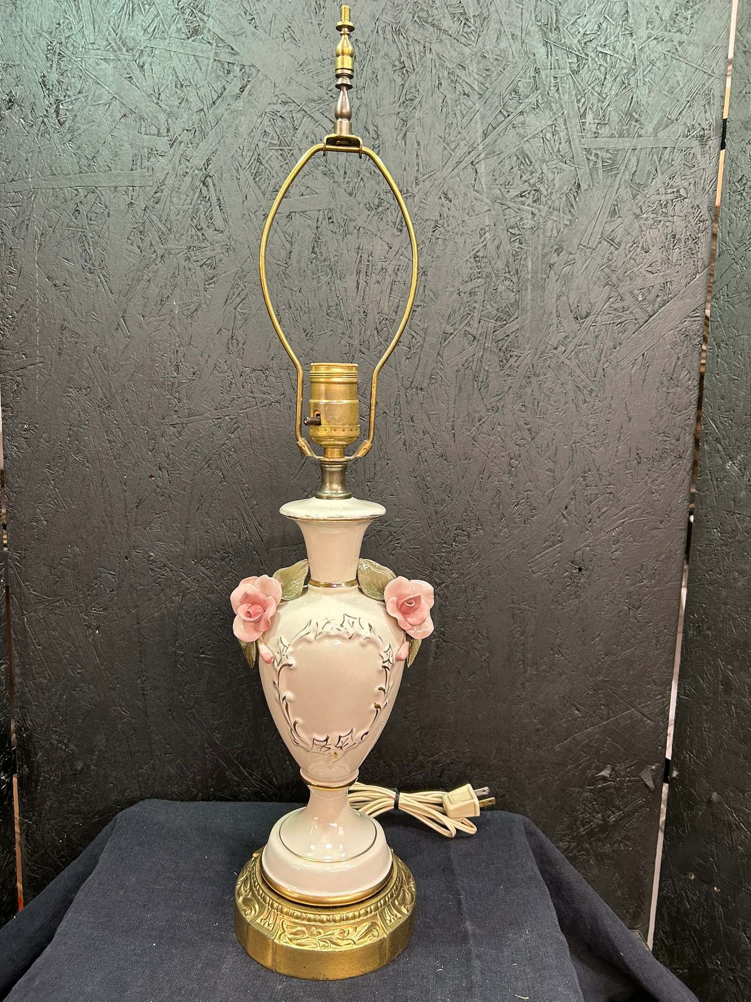 White with 2 Pink Rose Table Lamp