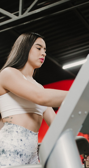 mujer realizando ejercicio en la caminadora