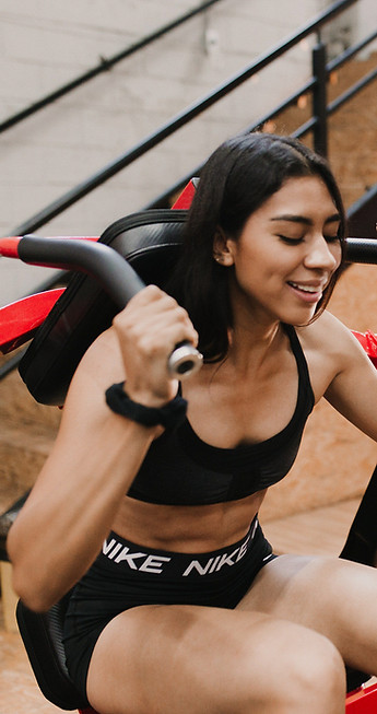 instructora mostrando la ejecución del ejercicio