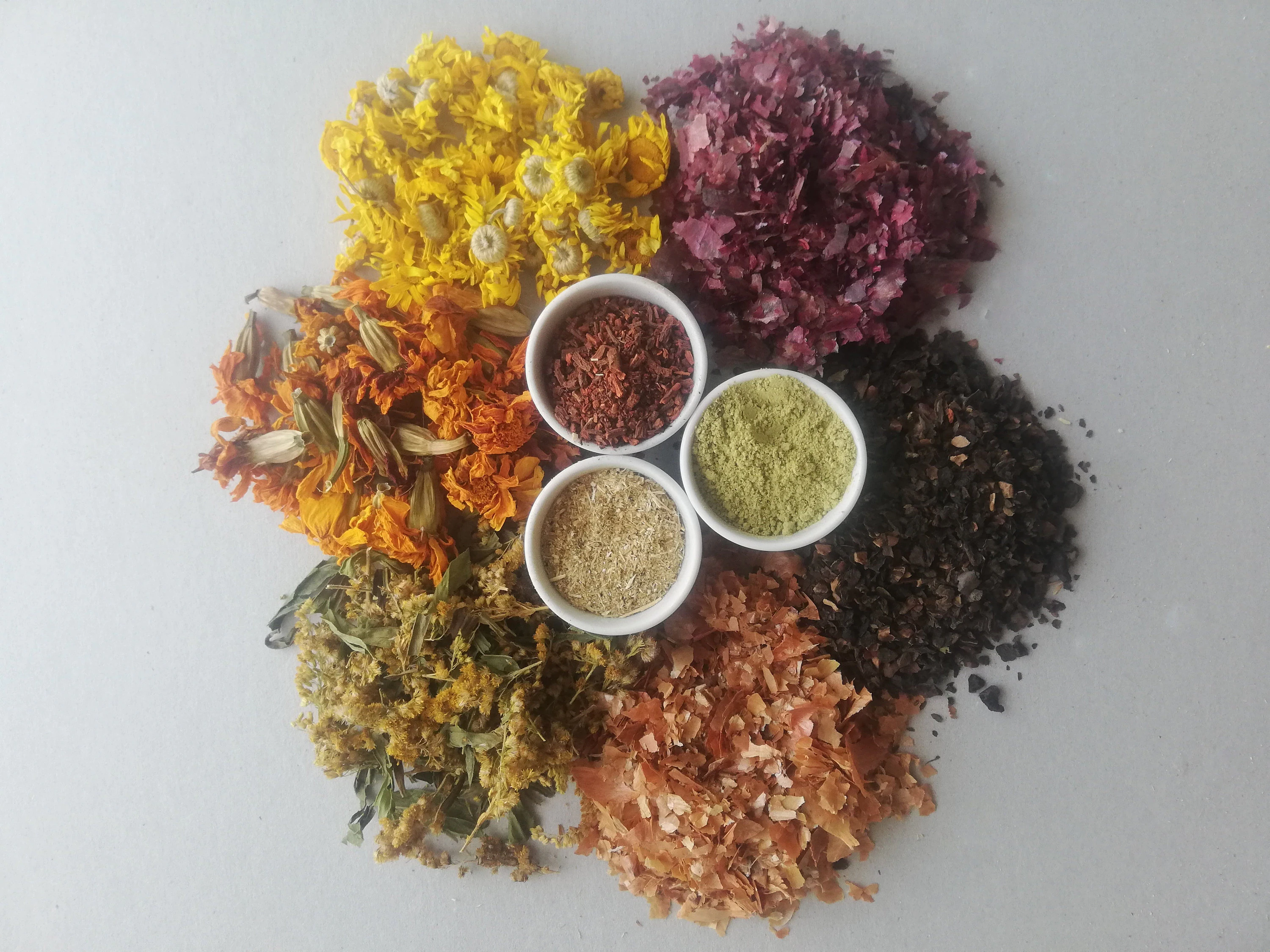 Plant dyes. Dyers marigold. Dyers chamomilla. Goldenrod. Onion skins. Henna. Ma