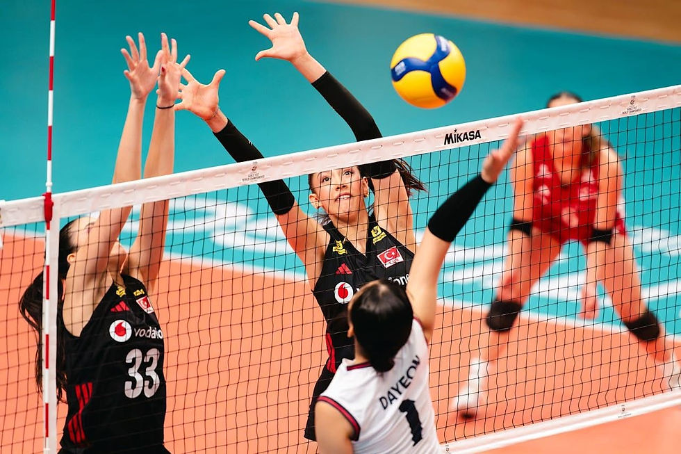 Blokta gözler açık... Lİbero tam yerinde... Bravo. Fotoğraf: Volleyball World