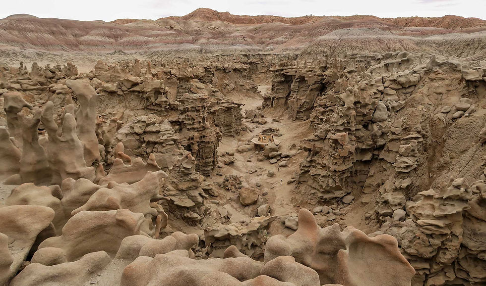 Overview of the center of Fantasy Canyon. Can you see the bench in the middle?