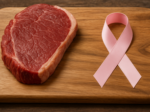 Bilden visar en rå biff av rött kött (troligen nötkött) som ligger på en träskärbräda. Bredvid köttet finns ett rosa band, som är den internationella symbolen för medvetenhet om bröstcancer.