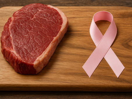 Bilden visar en rå biff av rött kött (troligen nötkött) som ligger på en träskärbräda. Bredvid köttet finns ett rosa band, som är den internationella symbolen för medvetenhet om bröstcancer.
