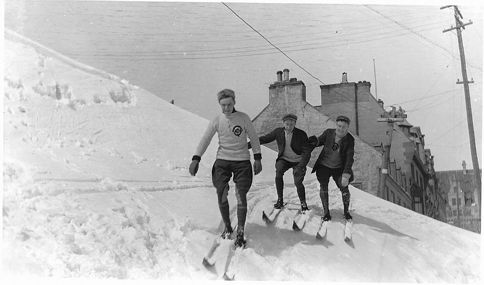 Trois hommes faisant du ski à Québec. Vers 1900. Source : McCord..