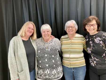 Le conseil administratif actuel (de gauche à droite : Suzie Bergeron, présidente Françoise Dawson, trésorière, Jocelyne Fortier, vice-présidente et responsable des arts textiles, Louise Bélanger, secrétaire, Doris Roy, conseillère aux communications et recrutement et (absente sur la photo) France Brind'Amour, conseillère aux actions communautaires (absente sur la photo). Photo : Suzie Bergeron.