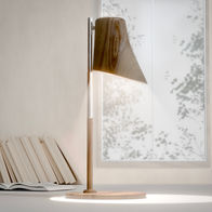 Modellazione 3D di una lampada di design, in legno e acciaio, appoggiata su una scrivania, con dei libri e una finestra sullo sfondo.