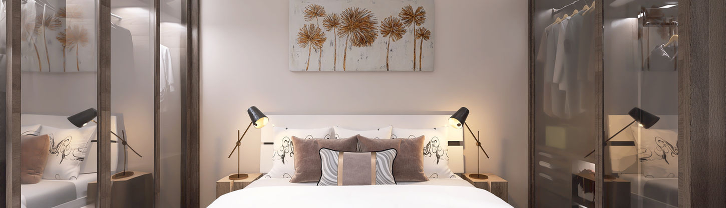 Rendering 3D di una camera da letto in stile moderno, con letto in pelle bianca e armadi in legno scuro.