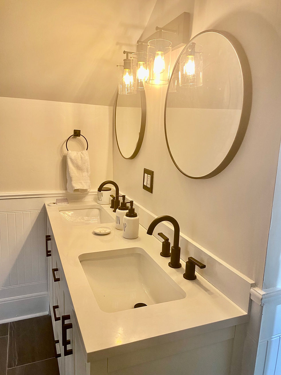 Deluxe shared bathroom with The Valley room.