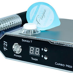Carboxytherapie – zuurstofboost voor de huid Carboxytherapie stimuleert de natuurlijke zuurstofvoorziening van de huid door een gecontroleerde CO₂-reactie. Hierdoor wordt de microcirculatie geactiveerd en krijgt de huid een intensieve revitaliserende boost. De behandeling is ideaal voor een doffe, vermoeide en vochtarme huid, maar ook bij tekenen van huidveroudering.