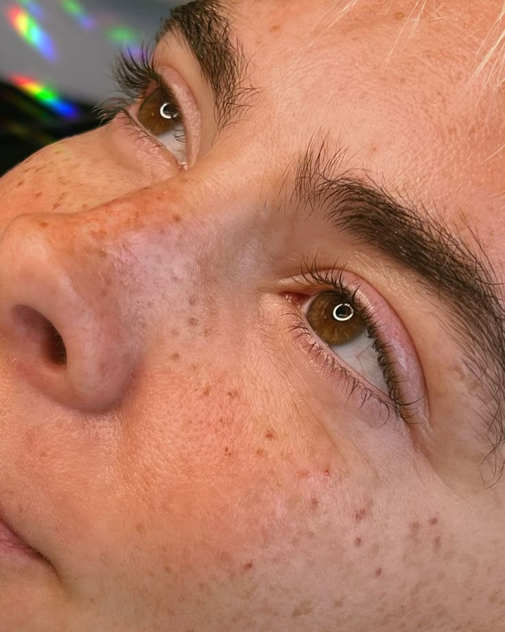 Sanfte Pigmentierung, dezente und natürlich pigmentierte Sommersprossen im Soft freckles Look