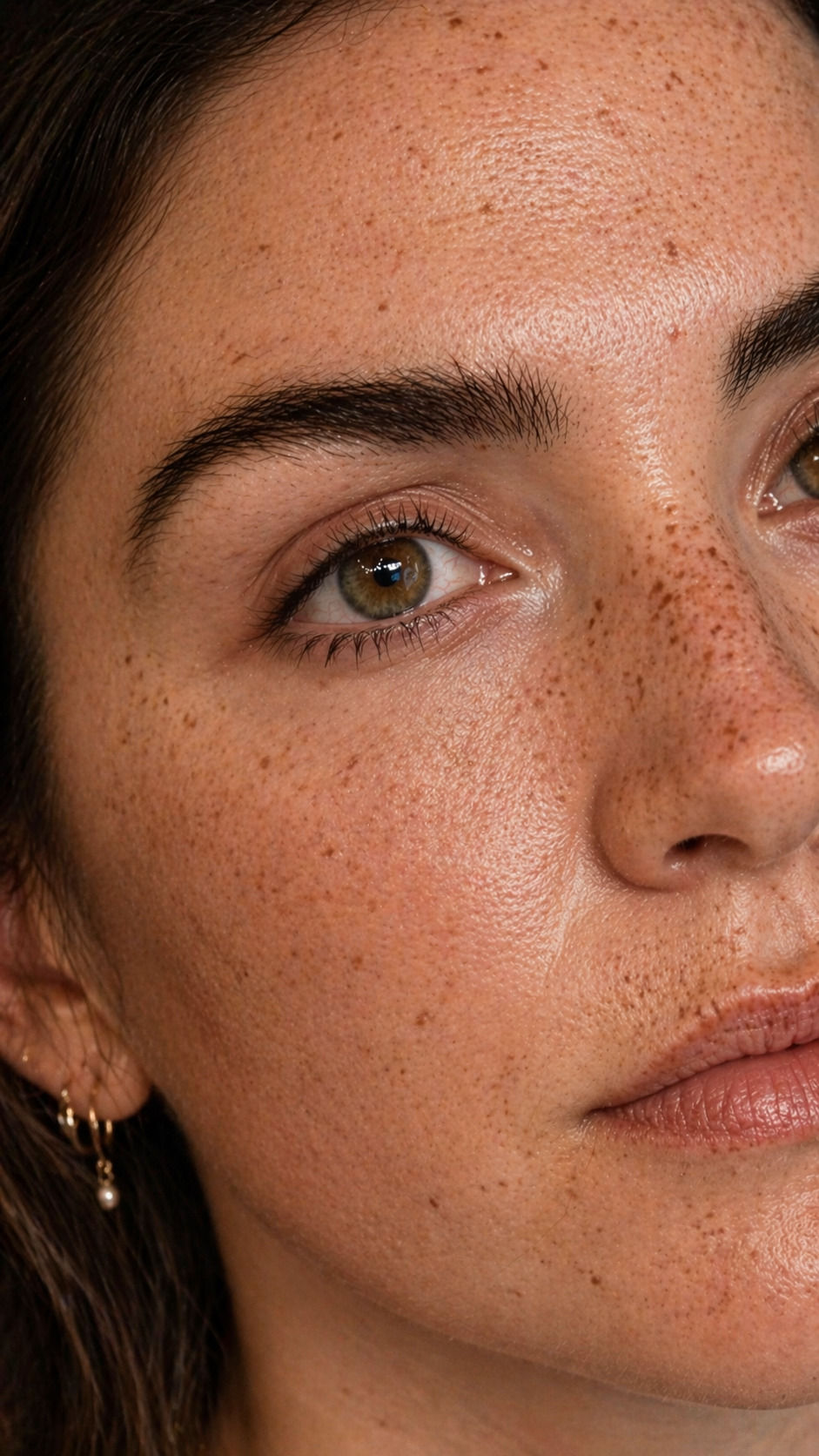 Deutlich, aber natürlich. Sun kissed Fake Freckles mit natürlich verteilten Sommersprossen mit etwas stärkerer Intensität.