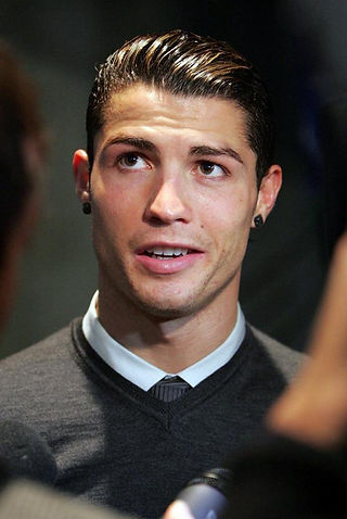Black-Earrings-For-Men-1