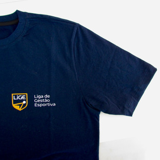 Camiseta de algodão azul marinho em fundo branco personalizada com logotipo LIGE no peito do lado direito.