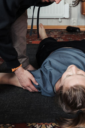 Tjej som får massage.
