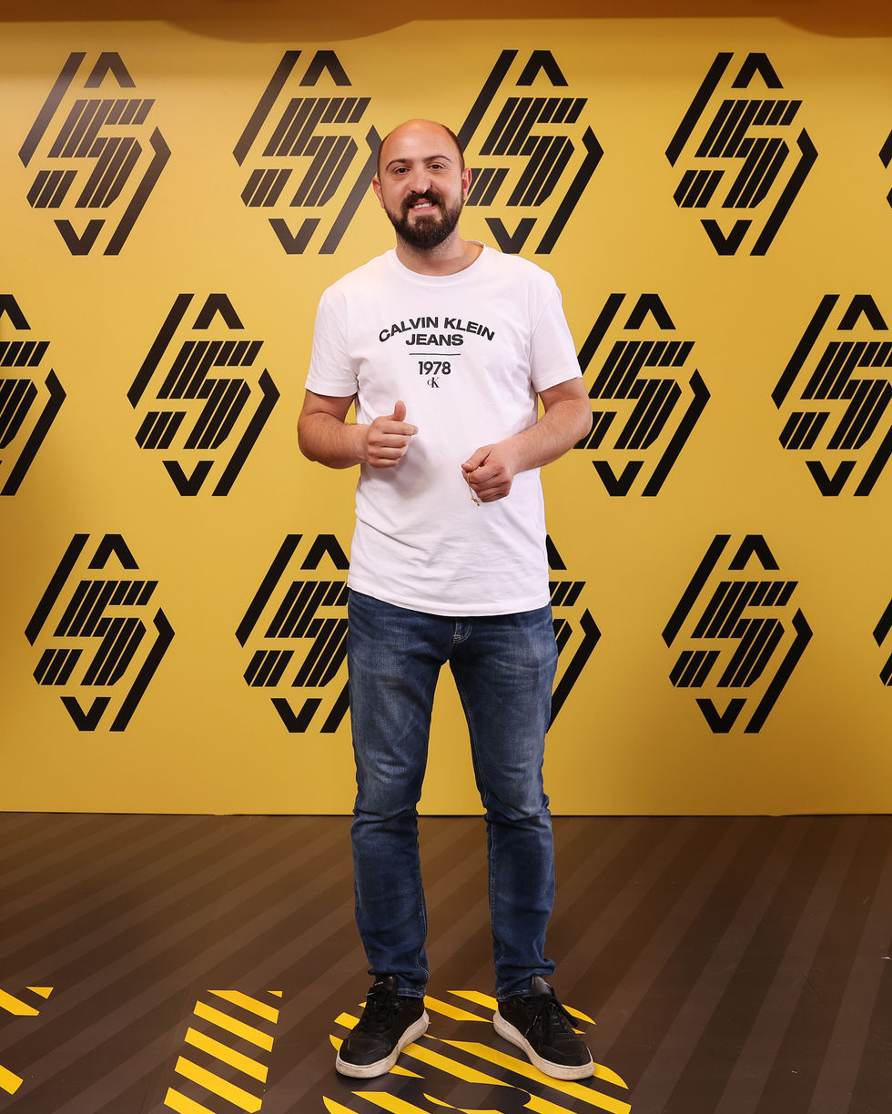 Yeni nesil Renault R5 lansmanının gerçekleştirildiği Raffles Hotel'de step and repeat alanında poz veren Oğuzhan Alpdoğan.