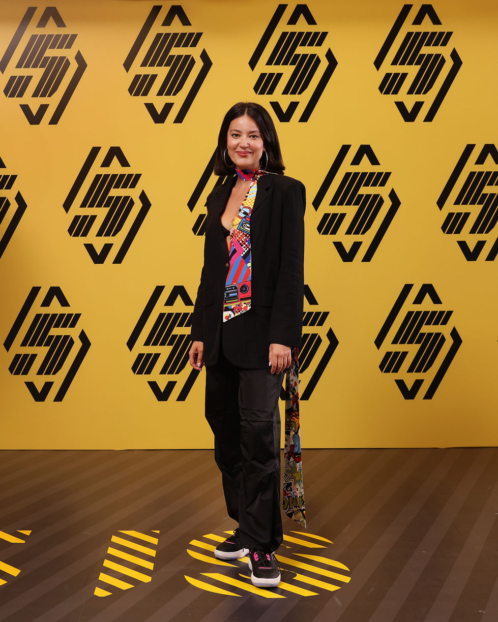 İstanbul Raffles Hotel'de yapılan Renault R5 tanıtım organizasyonunun step and repeat alanında objektiflere poz veren Pelin Akil.