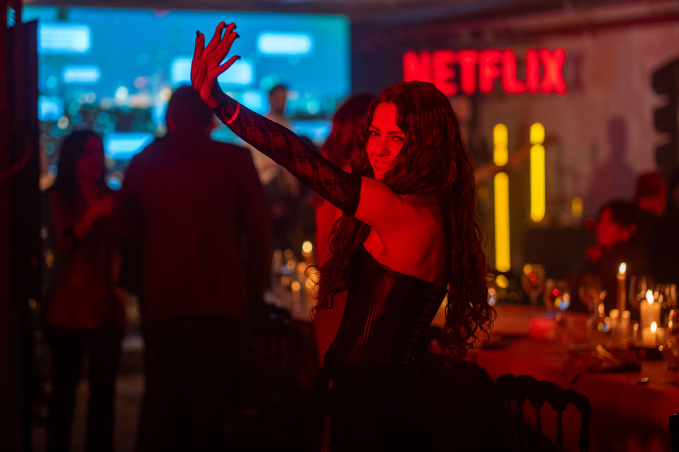 Netflix Kübra lansman gecesinin parti atmosferinde kırmızı ışık altında kalabalık arasında poz veren Aslıhan Malbora'nın Novart İstanbul tarafından çekilen etkinlik fotoğrafı.