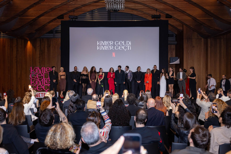 Netflix Kimler Geldi Kimler Geçti lansmanı ana cast sahne konuşması.