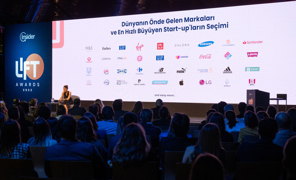 insider-lift-awards-hande-cilingir-sahne-sunumu-odul-toreni-fotograf-cekimi.jpg
