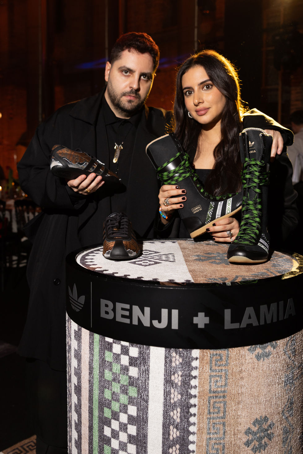 Adidas x Les Benjamins "Benji & Lamia" lansman etkinliği fotoğraf prodüksiyonu, Esma Sultan Yalısı. Tasarımcılar Benji ve Lamia koleksiyon ürünleriyle poz verirken.