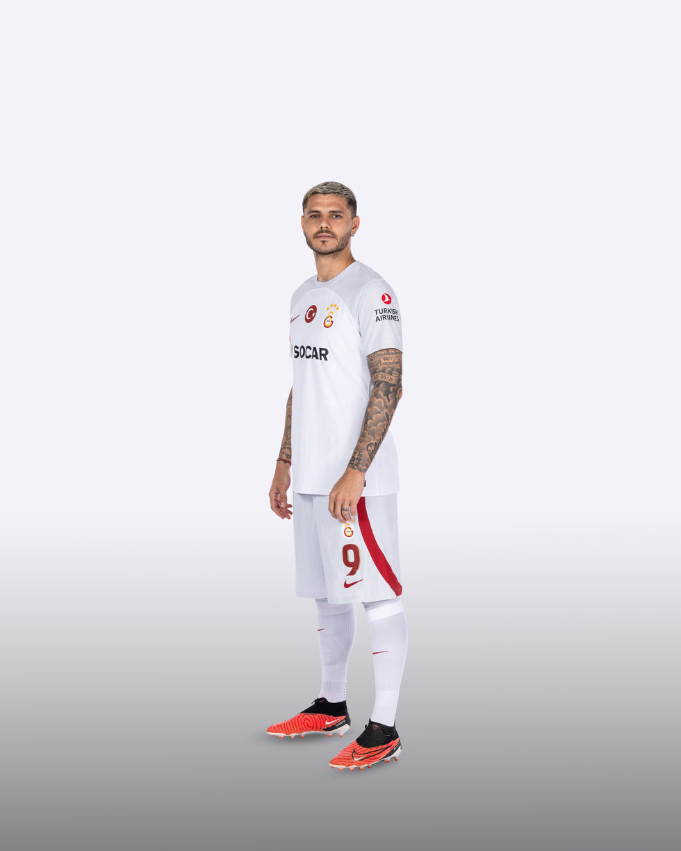 Mauro Icardi Galatasaray THY beyaz forma deplasman reklam fotoğrafçılığı.