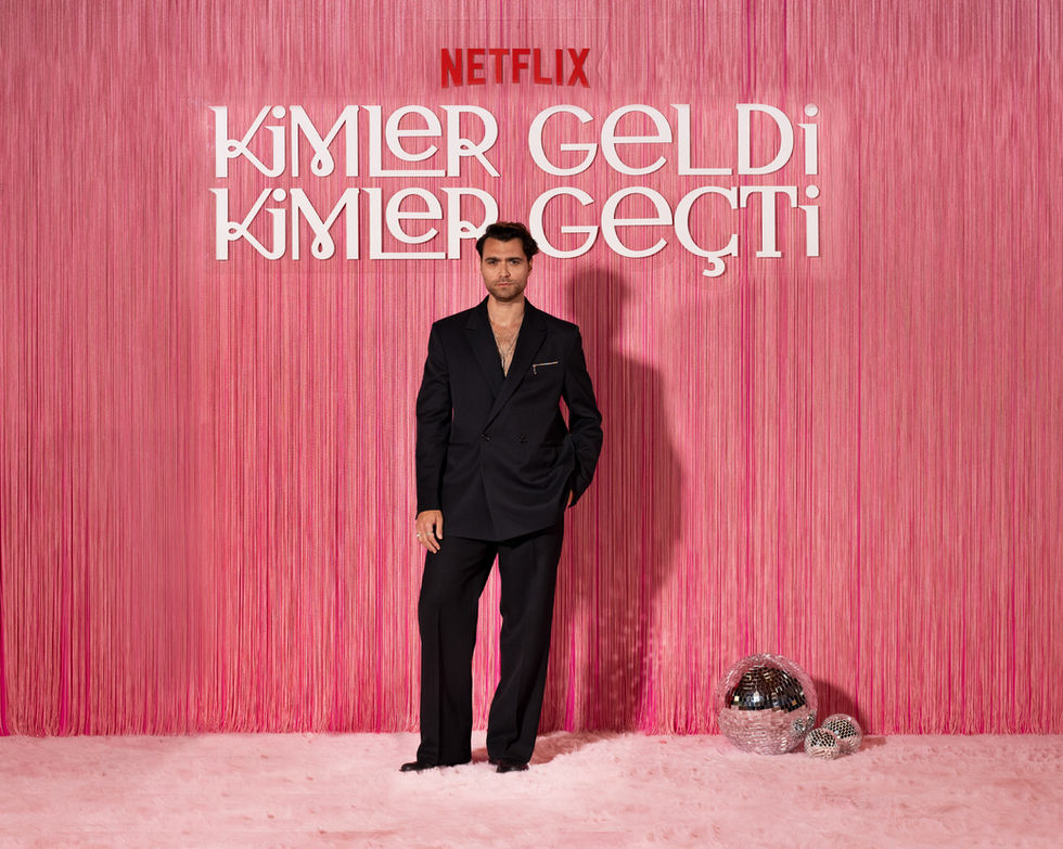 Hakan Kurtaş Netflix Kimler Geldi Kimler Geçti kırmızı halı pozu.