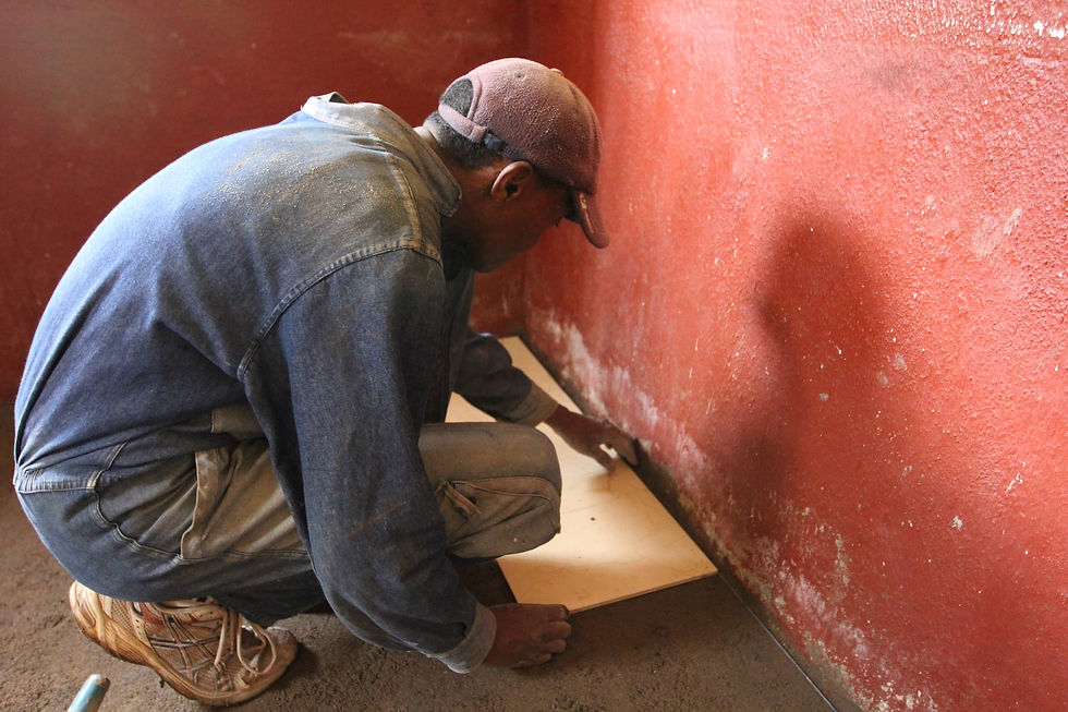 Pose de carrelage dans le dispensaire local
