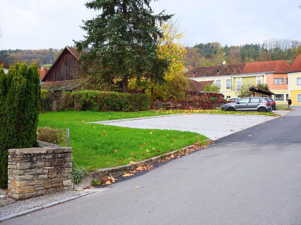 angrenzende öffentliche Parkplätze