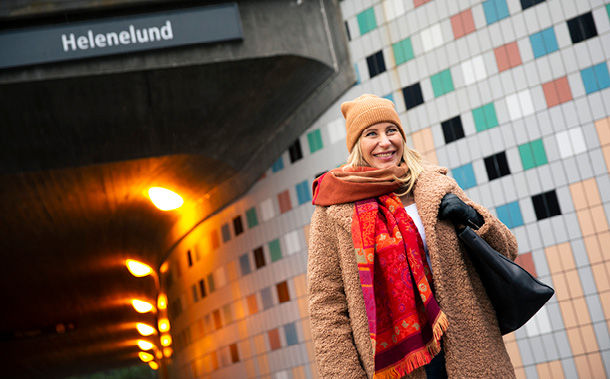 Kvinna vid station Helenelund