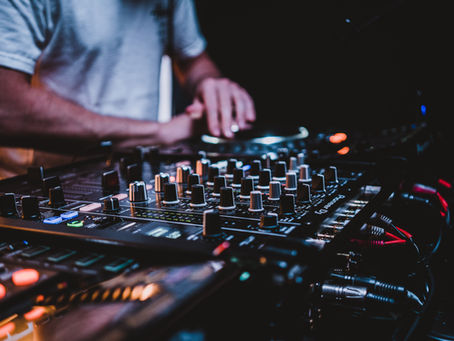 Quels sont les avantages à engager un DJ pour votre mariage ?