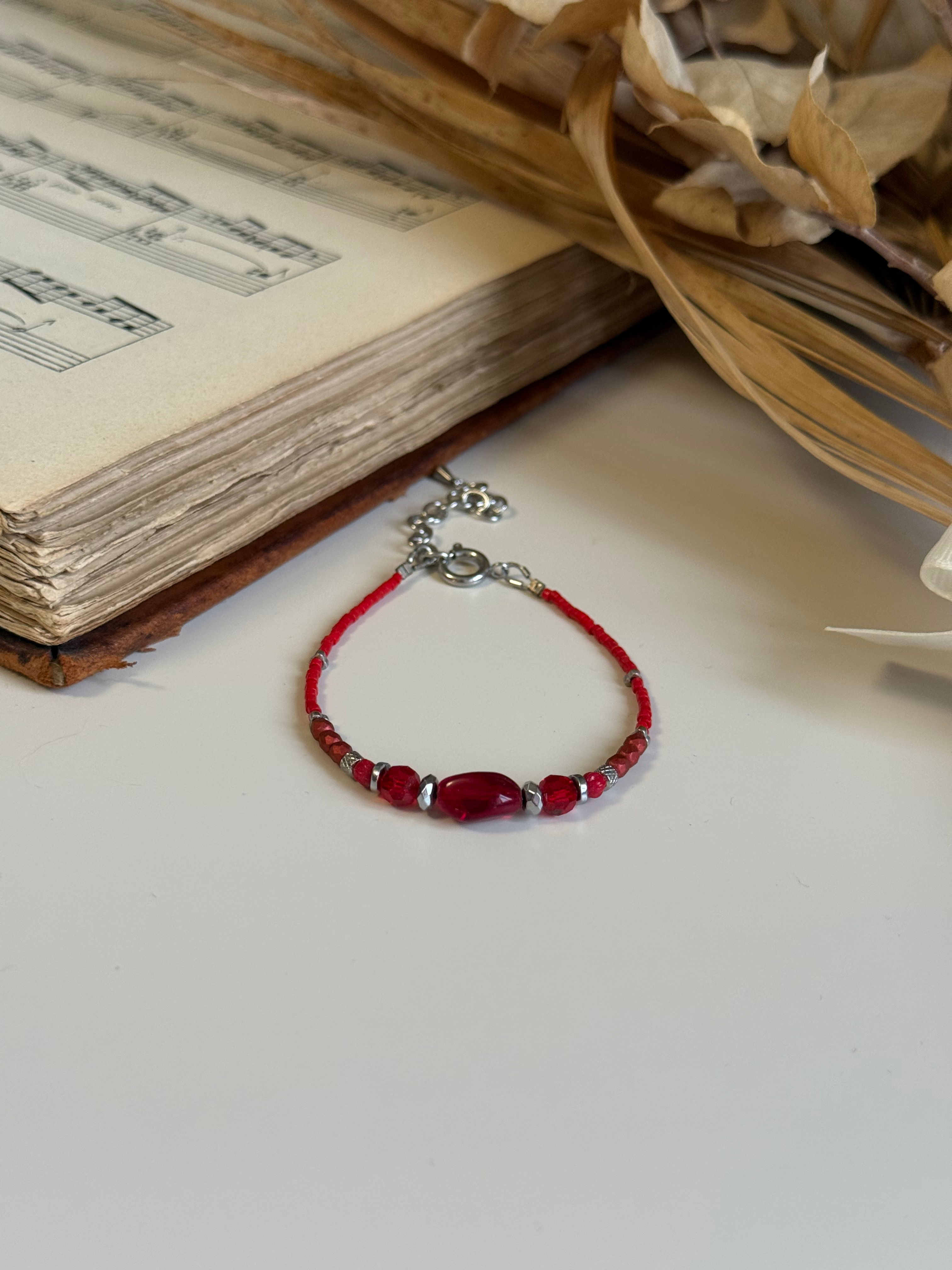 Bracelet "Jiminy" - Graine de verre rouge