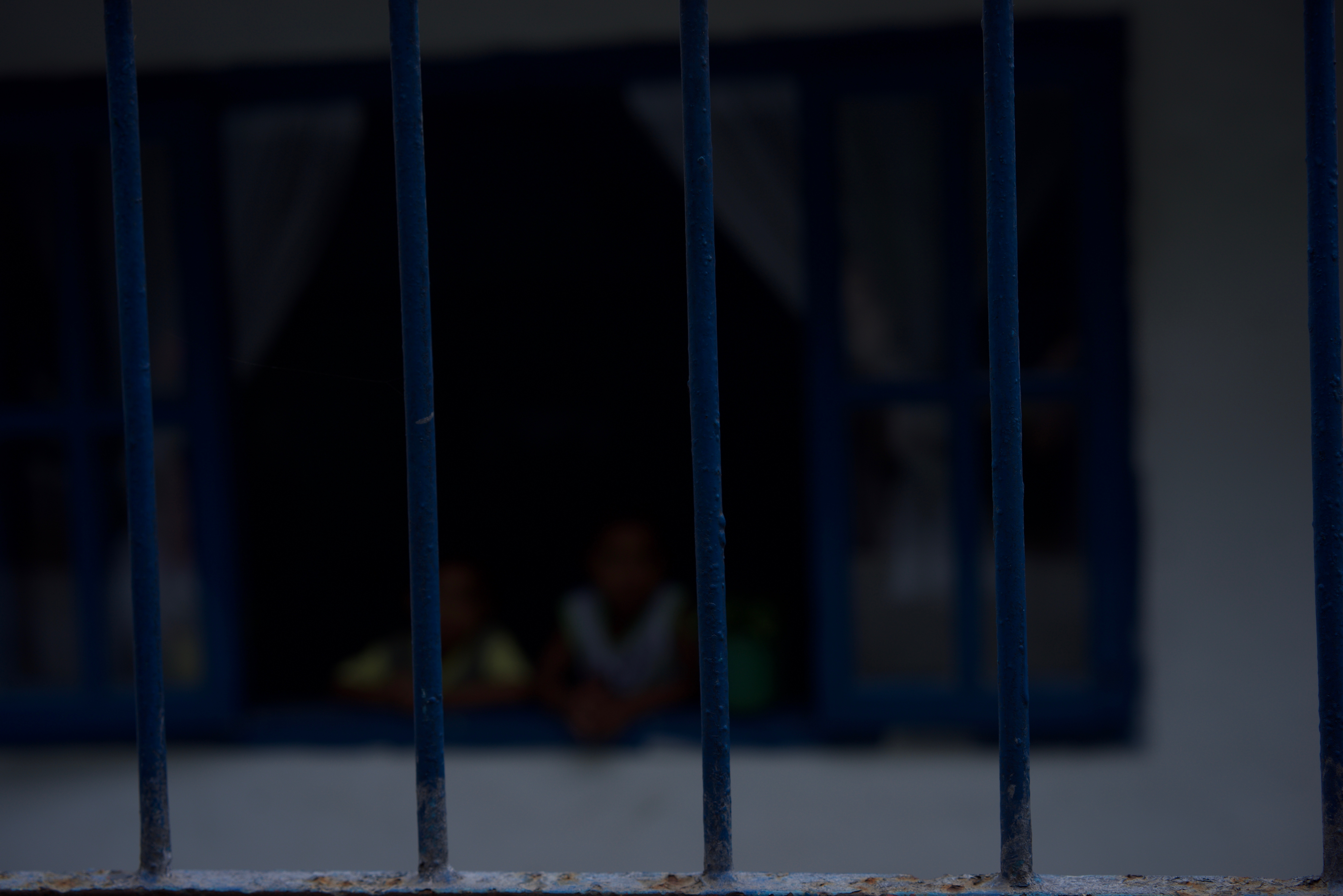 Por Trás das Grades - Behing Bars